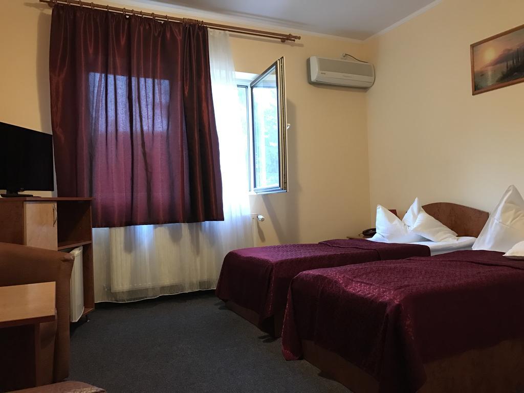 Hotel Cardinal サトゥ・マーレ エクステリア 写真