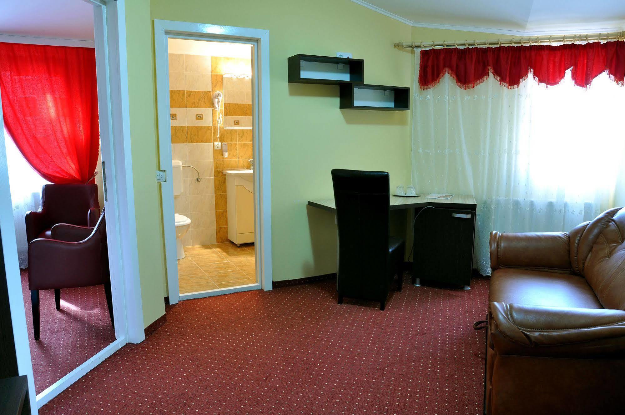 Hotel Cardinal サトゥ・マーレ エクステリア 写真