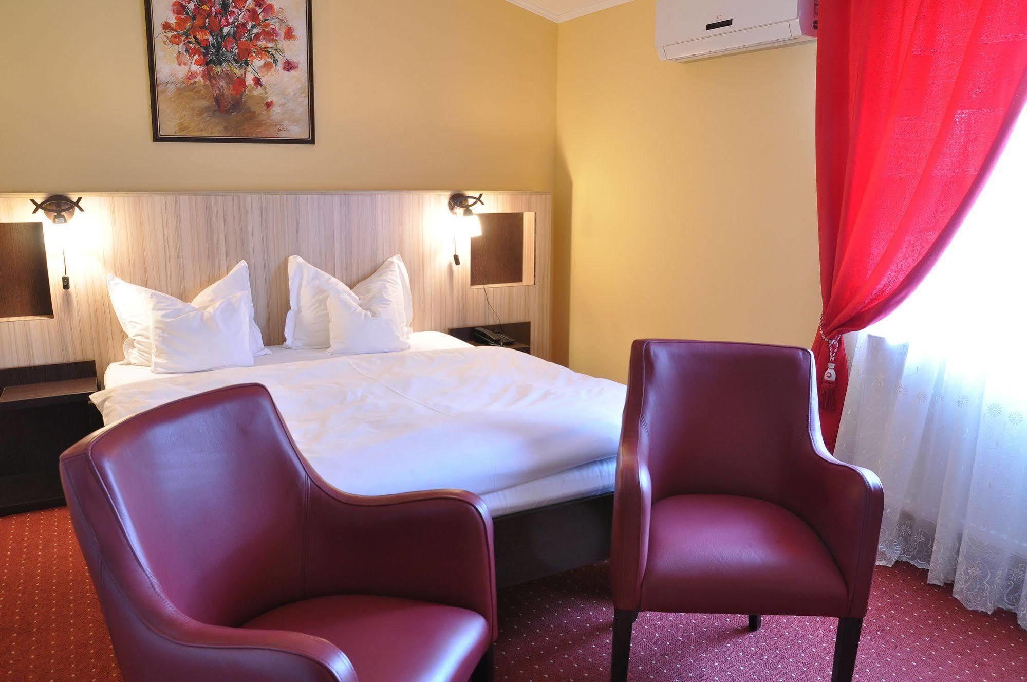 Hotel Cardinal サトゥ・マーレ エクステリア 写真